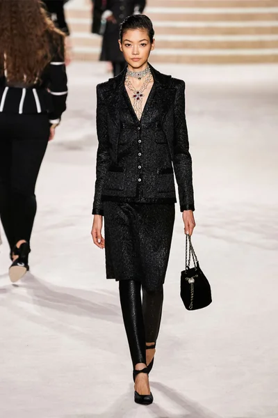 Look 18